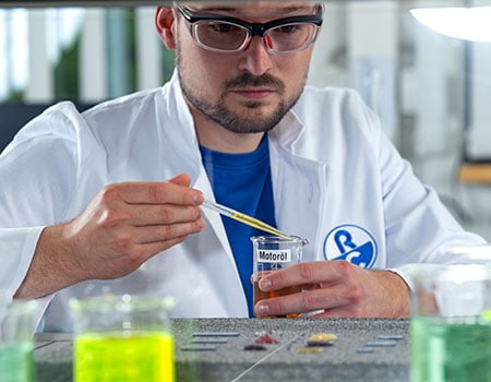 Chemielabor Rhein-Chemotechnik GmbH Mitarbeiter bei Flecktest auf beschichtetem Stein