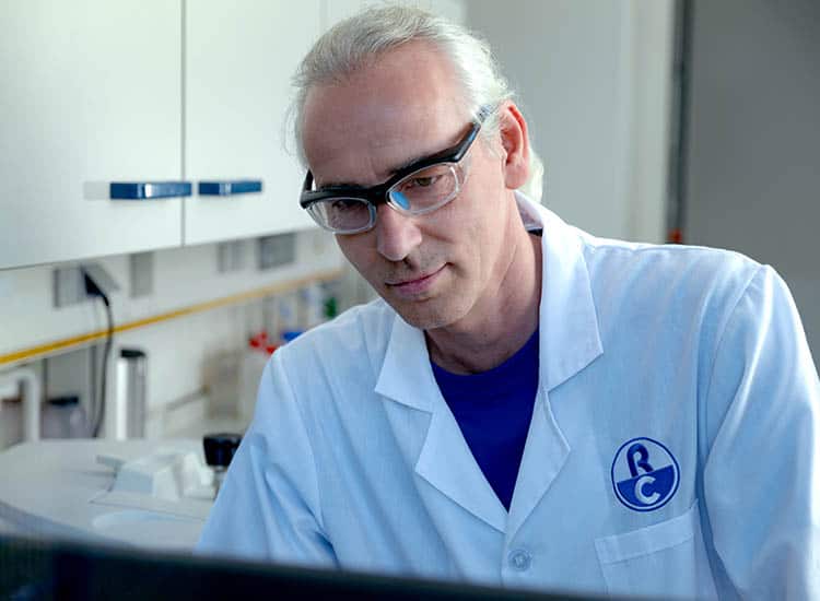 Rhein-Chemotechnik GmbH Laborarbeiten im Chemielabor
