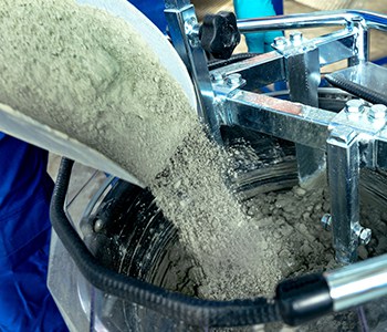 Zement ein reines Naturprodukt mit den Bestandteilen: Tonerde, Mergel, Kalkstein, Hüttensand, Flugasche, Gips, Anhydrit und Zementklinker. 